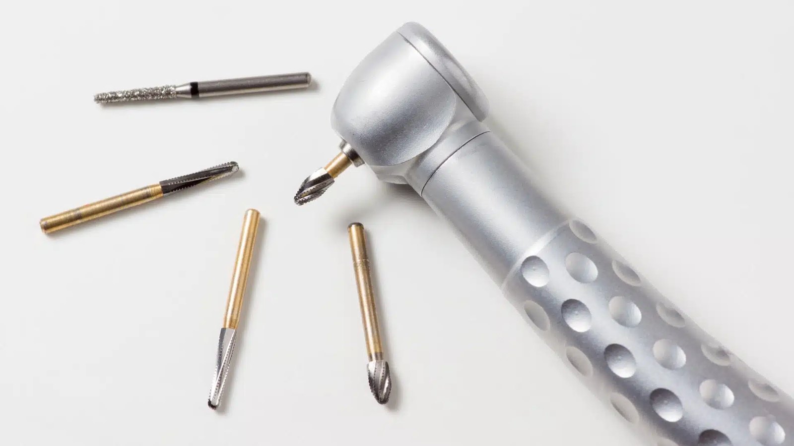 High-speed handpiece head with burs on a tray