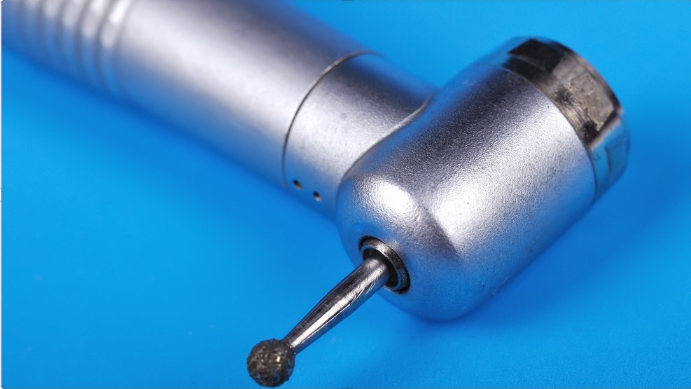High-speed handpiece head with a round bur in the chuck