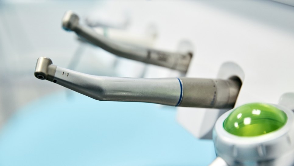 High-speed and low-speed handpieces in the delivery holders
